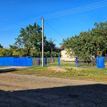 Будинок з великим двором та господарськими будівлями.Можлива розсрочка