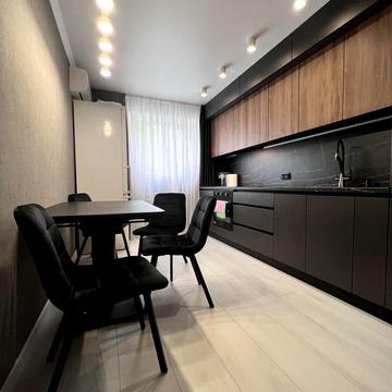 Парусна вул. (Героїв Сталінграду), 13