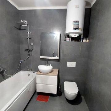 Продам 3-ком квартиру в середине проспекта Поля