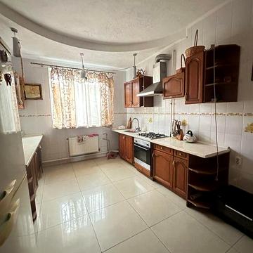 Просторий будинок для великої родини в передмісті Одеси