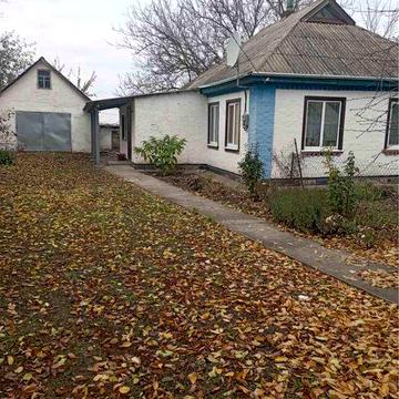 Продам будинок з господарськими будівлями