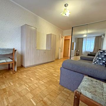 Оболонська пл. (Дружби Народів СРСР), 3