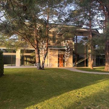 В продаже дом 690 м2 с участком 19,6 соток на берегу реки Козинки.