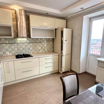 Валерія Лобановського вул., 10