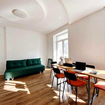 Івана Світличного вул. (Петровського), 4