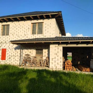 Двоповерховий будинок в селі Руська Поляна