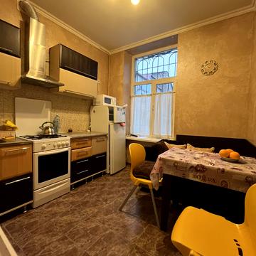 Віри Холодної пл., 3