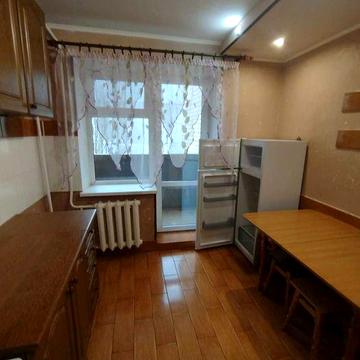 Сдаётся 2 ком.кв.-Сахарова 38-газ-2 лоджии-гардеробная-кирп.дом-