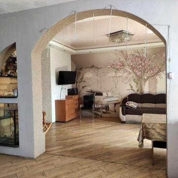 Здається 2-во поверховий будинок з усіма зручностями,у тихому місті.