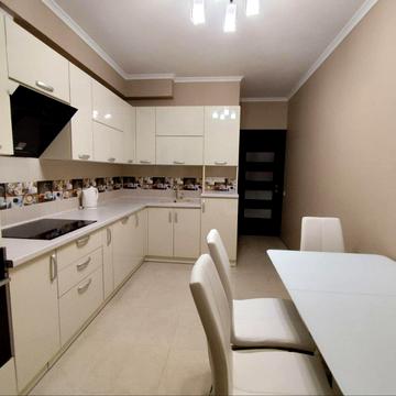 Сімї Кульженків вул. (Петра Дегтяренка), 33