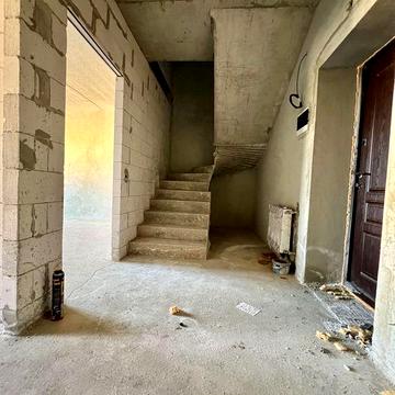 Продаж двоярусної квартири в малоповерховій новобудові котеджного типу