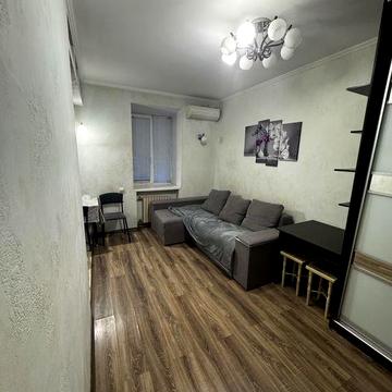 Пилипа Орлика 25 місце для авто у дворі