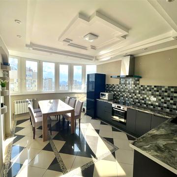 Анни Ахматової вул., 48