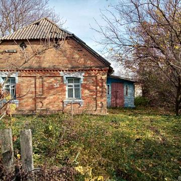Будинок із прибудинковою територією та земельною ділянкою
