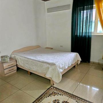 Сдаю  часть дома 2к  50м   в центре,есть 3 спальных места