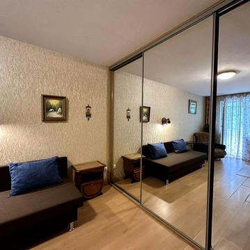 Для 1-ї людини. Біля метро Дорогожичі, Олени Теліги, Ольжича