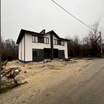 Дуплекс поруч з лісом та з великою ділянкою