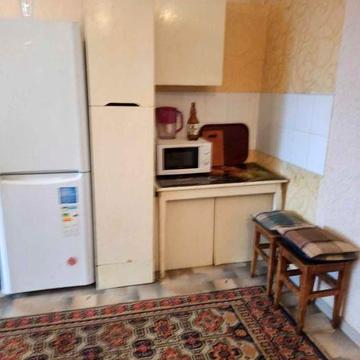 Сдаю однокомнатную *гостинку* в Октябрьском.