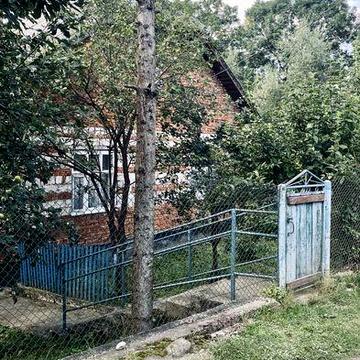 Цегляний будинок в селі