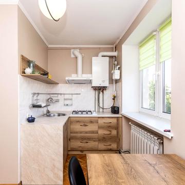 Євгена Коновальця вул., 42