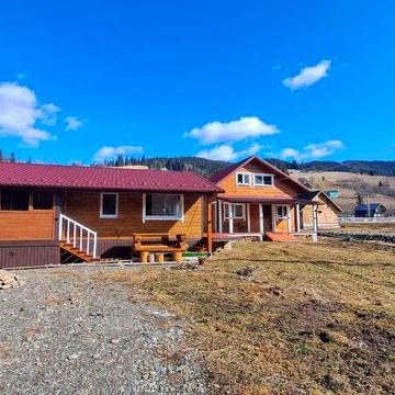 Продаж комплексу в Карпатах: 2 ділянки, 2 нові будинки, сауна