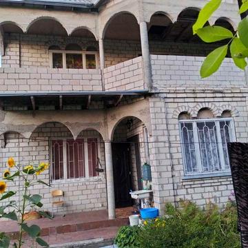 Двоповерховий цегляний будинок