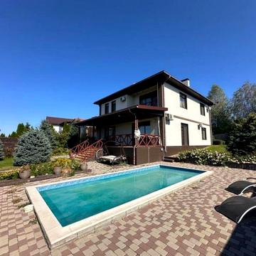 Продам дом 2 эт. с бассейном 250 м2 в Новоалександровке. Кристальный