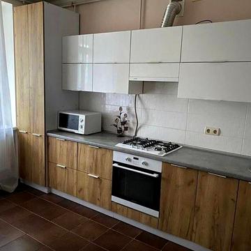 Оренда просторою 2 км квартири в центрі поруч з стометрівкою