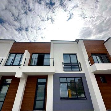 Готовий таунхаус 120 м² з балконом і ділянкою 1,5 сотки, Вовчинець