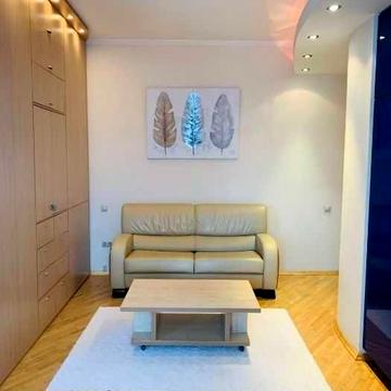 Продаж 2-кімн. квартири по вул. Велика Васильківська, сталінка