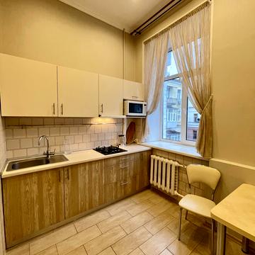 Володимирська вул., 18