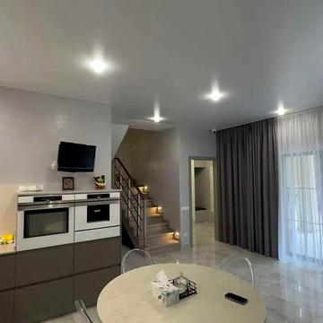 Таунхаус с ремонтом с закрытой территорией. Рядом море!