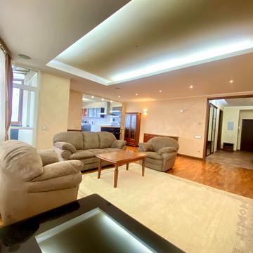 Богдана Хмельницького вул., 41