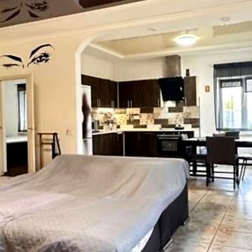 Залізнична вул., 5