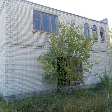 Іванків центр села недобудований будинок