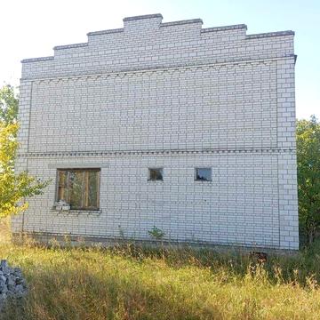 Іванків центр села недобудований будинок