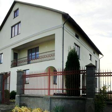 Продам приватний будинок із земельною ділянкою