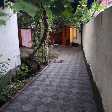 Продам дім центр Слободка/ свій двір,гараж.