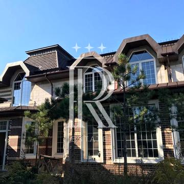 Героїв Майдану вул., 17