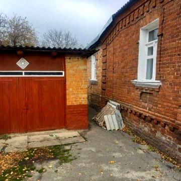 Продам 1/2 будинку в центрі, з участком землі 12 соток