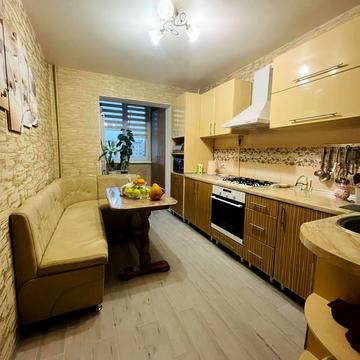 Академіка Сахарова вул., 44