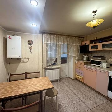 Лялі Ратушної вул., 79б