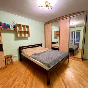 Світла та простора 2-кімнатна квартира з меблями і технікою