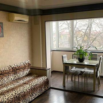 ПРОДАЄТЬСЯ 4-кімнатна квартира з капремонтом та меблями!