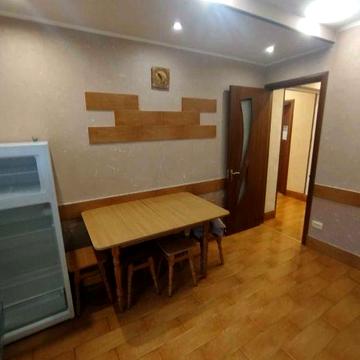 Сдаётся 2 ком.кв.-Сахарова 38-газ-2 лоджии-гардеробная-кирпичный дом.