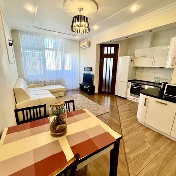 Дмитрівська вул., 82