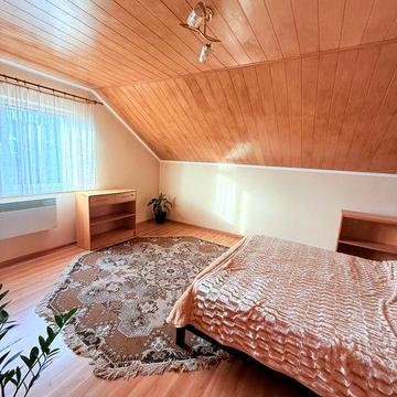 Будинок поряд з лісом