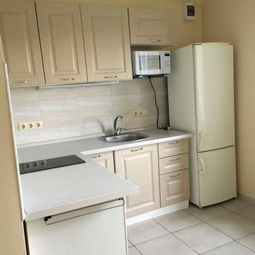 Дніпровська набережна вул., 7