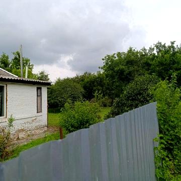 Будинок знаходиться в центрі села Сезенків.