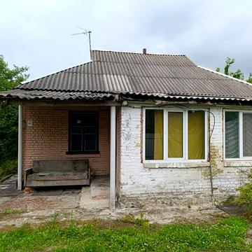 Будинок знаходиться в центрі села Сезенків.